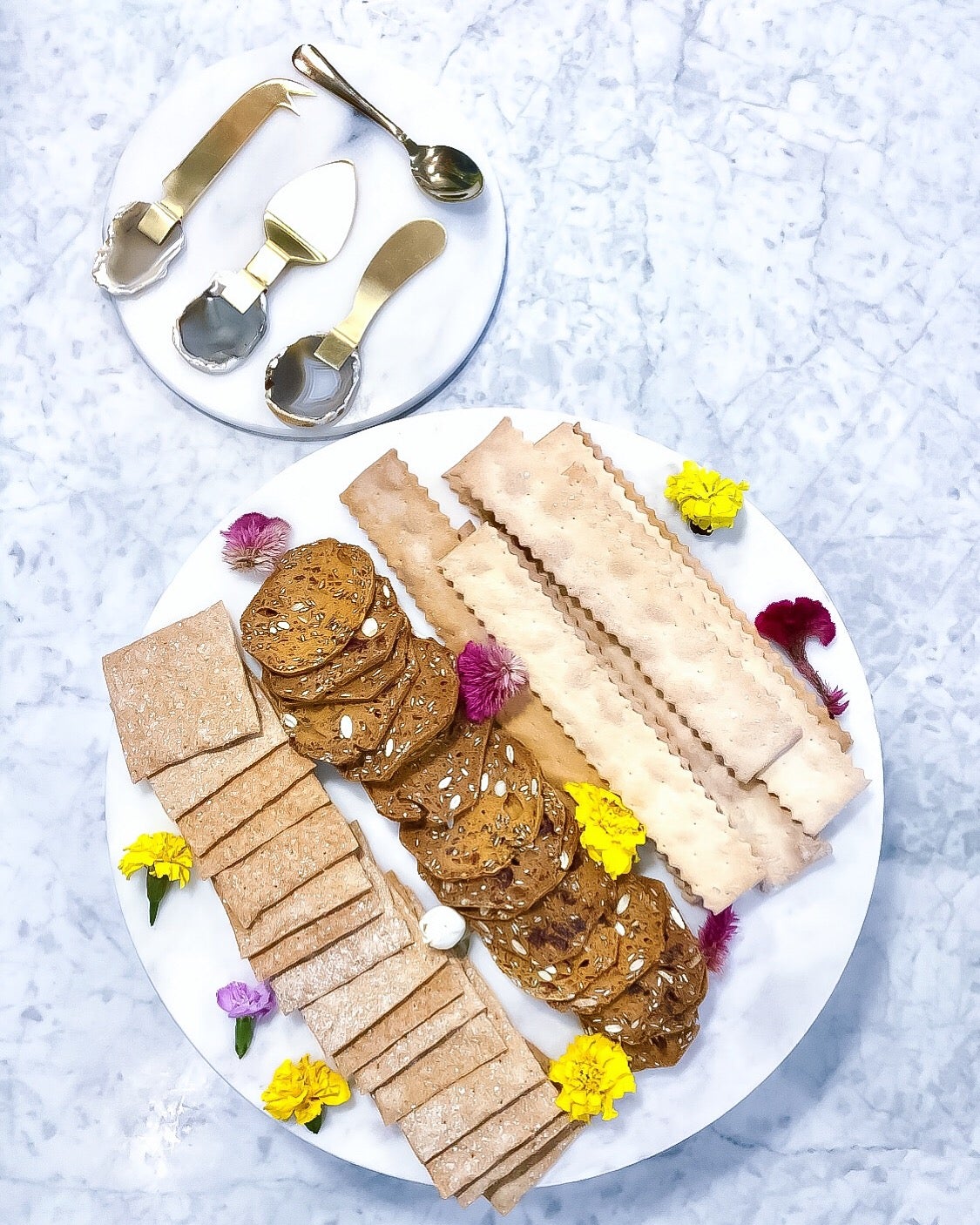Artisan Cracker & Olives Plateau (serves 1-2)